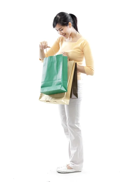 Schöne Frau mit vielen Einkaufstüten (grünes Konzept) — Stockfoto