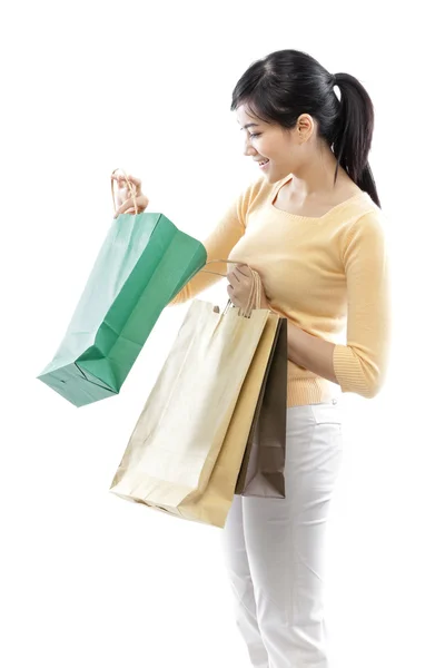 美丽的女人，有大量的购物袋 (绿色概念) — 图库照片