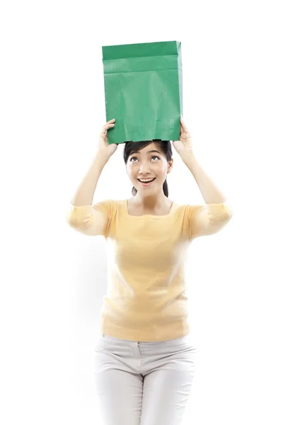 Hermosa mujer con un montón de bolsas de compras (concepto verde ) —  Fotos de Stock
