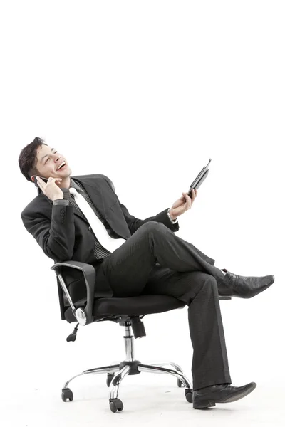Ritratto di un uomo d'affari seduto con tablet digitale — Foto Stock