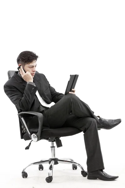Porträtt av en affärsman som sitter med digital tablet — Stockfoto
