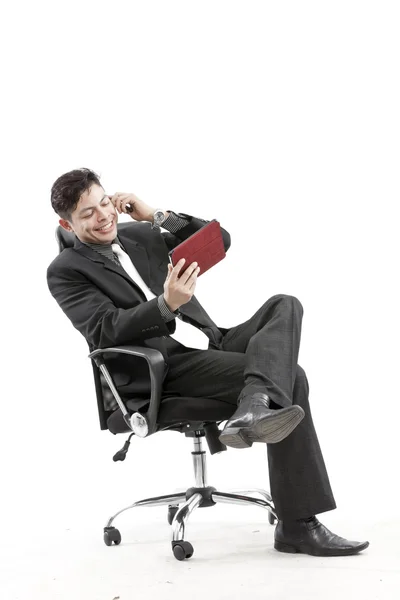 Portréja egy üzletember ül a digitális tábla — Stock Fotó