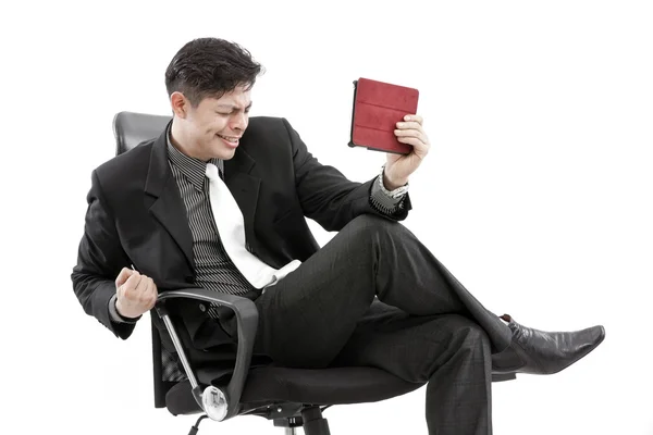 Портрет бизнесмена, сидящего с цифровой планшетом — стоковое фото