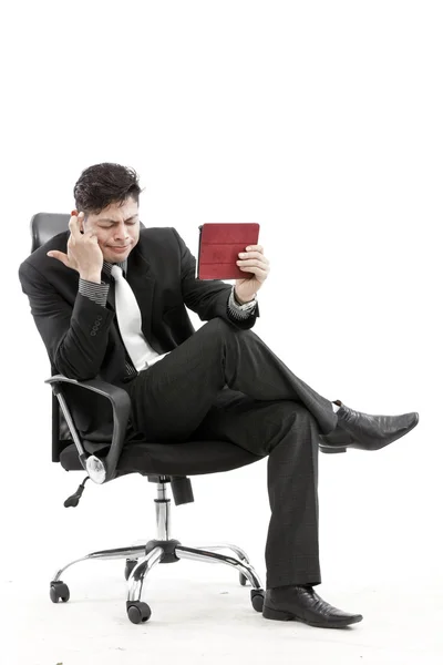 Portrait d'un homme d'affaires assis avec une tablette numérique — Photo