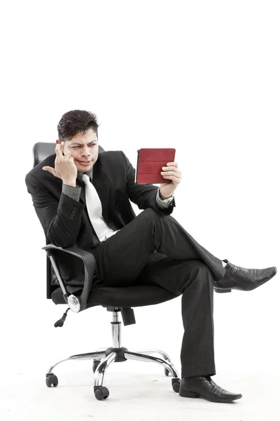 デジタル タブレットで座っている実業家の肖像画 — ストック写真
