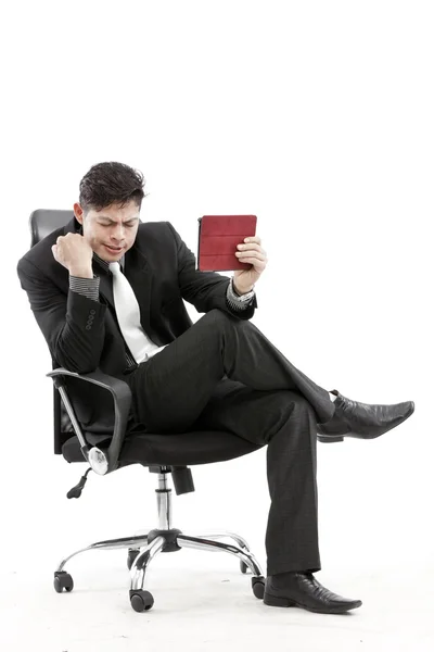 Porträt eines Geschäftsmannes mit digitalem Tablet — Stockfoto