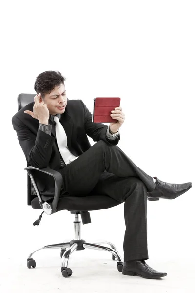 Retrato de um homem de negócios sentado com tablet digital — Fotografia de Stock