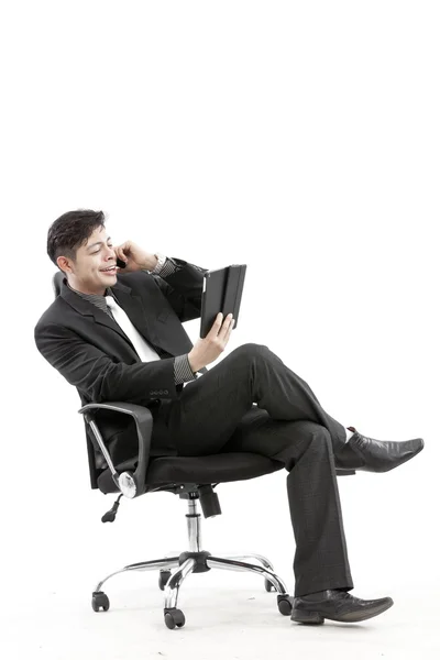 Портрет бизнесмена, сидящего с цифровой планшетом — стоковое фото