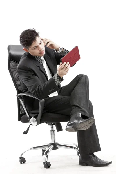 Retrato de um homem de negócios sentado com tablet digital — Fotografia de Stock