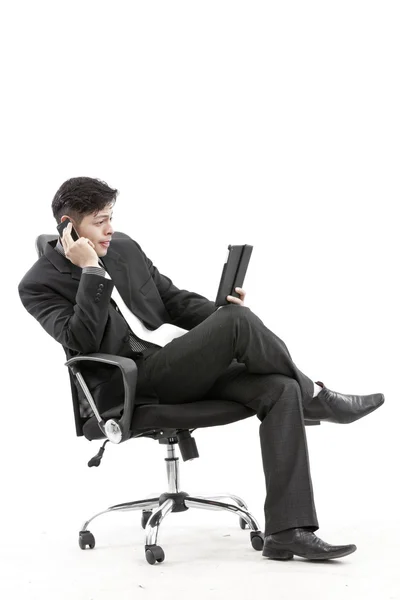 デジタル タブレットで座っている実業家の肖像画 — ストック写真