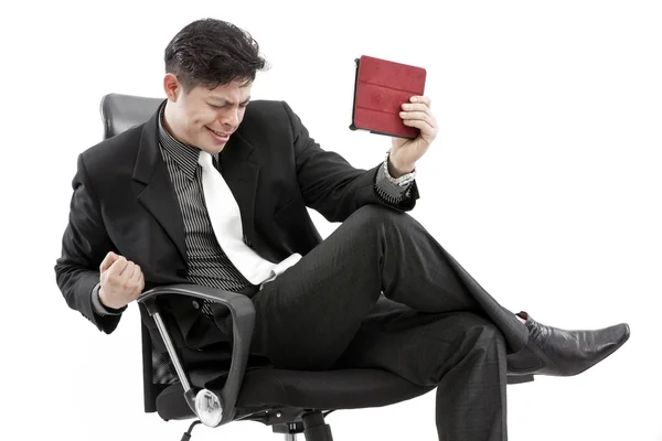 Retrato de um homem de negócios sentado com tablet digital — Fotografia de Stock