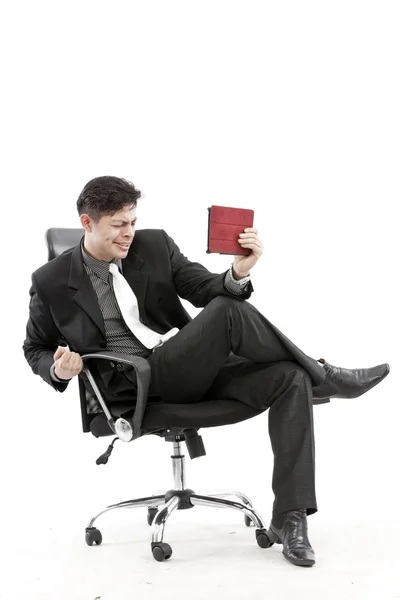 Retrato de un hombre de negocios sentado con tableta digital — Foto de Stock