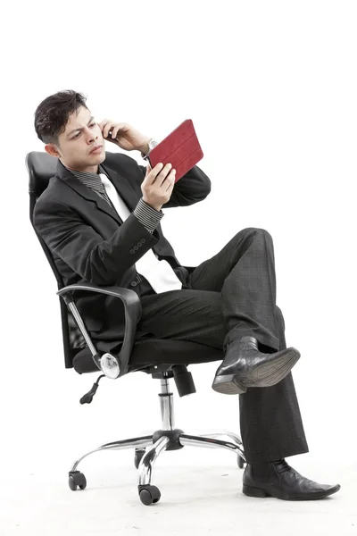 Portrett av en forretningsmann som sitter med digitale nettbrett – stockfoto