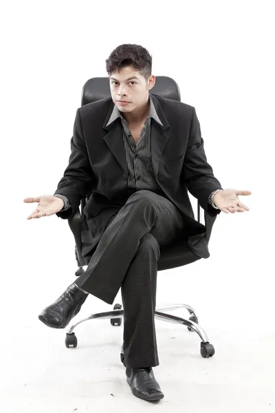 Joven hombre de negocios sentado en la silla, sobre fondo blanco — Foto de Stock