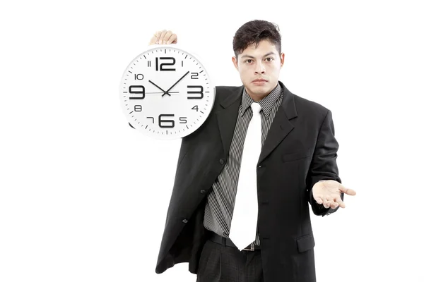 Retrato de un hombre de negocios sosteniendo un reloj sobre fondo blanco — Foto de Stock