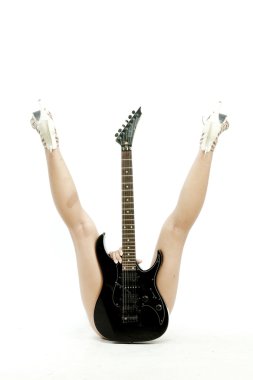 kadın holding gitar onun önünde ve beyaz arka plan üzerinde bacak arasına atma resim