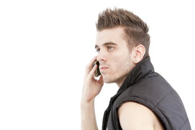 Beyaz arka plan üzerinde izole telefonda konuşurken genç casual adam