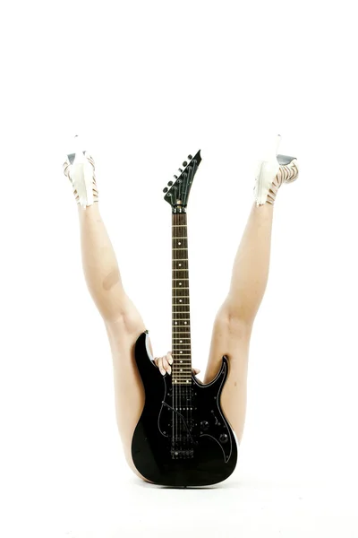 Εικόνα των ωοπαραγωγών γυναίκα εκμετάλλευση κιθάρα μπροστά της, καθώς και μεταξύ των ποδιών πάνω από το λευκό φόντο — Φωτογραφία Αρχείου