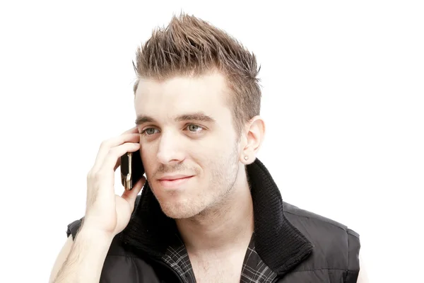 Casual jongeman praten over de telefoon geïsoleerd op witte achtergrond — Stockfoto