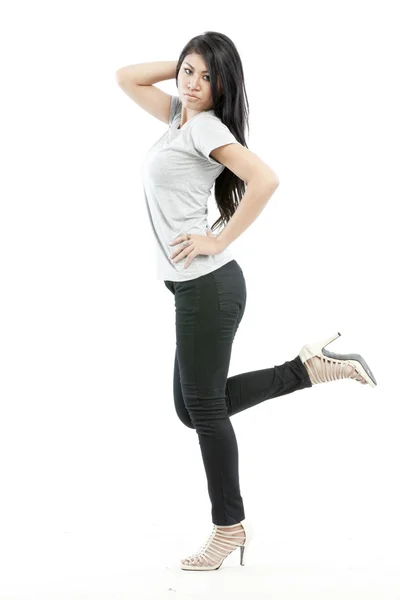 Sexig asiatisk tjej med tomma grå t-shirt — Stockfoto