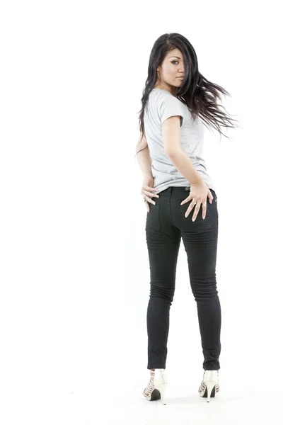 Sexy asiatique fille avec blanc gris t-shirt — Photo