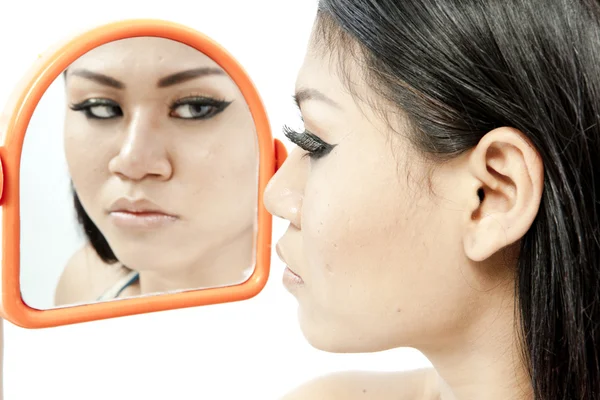 Un reflejo de espejo de primer plano de la cara de una mujer, enfoque selectivo —  Fotos de Stock