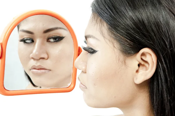 Um espelho de perto reflexo do rosto de uma mulher, foco seletivo — Fotografia de Stock