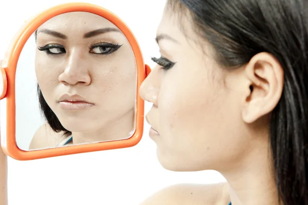 Sebuah cermin closeup refleksi wajah seorang wanita, selektif fokus — Stok Foto