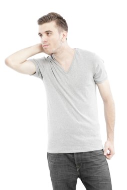 casual adam beyaz zemin üzerine izole onun boş gri t-shirt ile poz