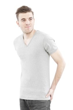 casual adam beyaz zemin üzerine izole onun boş gri t-shirt ile düşünme