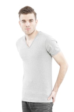 casual adam beyaz zemin üzerine izole onun boş gri t-shirt ile düşünme