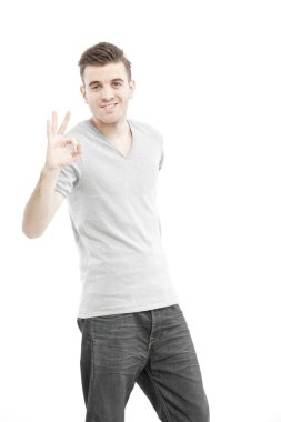 Casual adam eliyle onay işaret izole beyaz arka plan üzerinde gösterilen