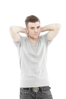 casual adam beyaz zemin üzerine izole onun boş gri t-shirt ile düşünme