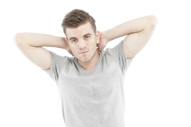 casual adam beyaz zemin üzerine izole onun boş gri t-shirt ile düşünme