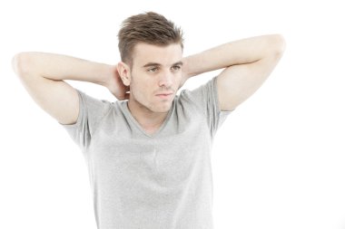 casual adam beyaz zemin üzerine izole onun boş gri t-shirt ile düşünme