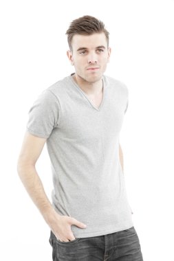 casual adam beyaz zemin üzerine izole onun boş gri t-shirt ile poz