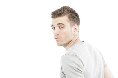 casual adam beyaz zemin üzerine izole onun boş gri t-shirt ile poz