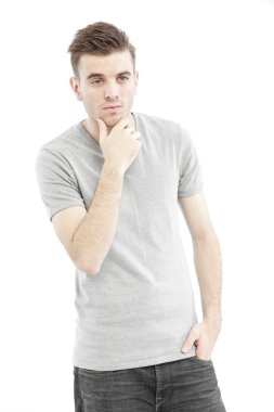 casual adam beyaz zemin üzerine izole onun boş gri t-shirt ile düşünme