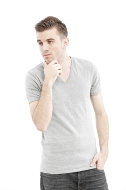 casual adam beyaz zemin üzerine izole onun boş gri t-shirt ile düşünme