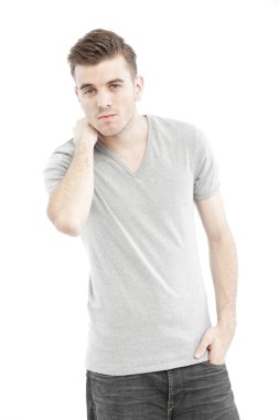 casual adam beyaz zemin üzerine izole onun boş gri t-shirt ile düşünme