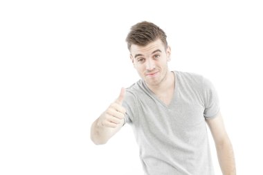 Casual adam eliyle onay işaret izole beyaz arka plan üzerinde gösterilen