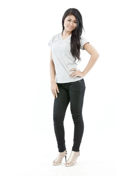 Сексуальна азіатська дівчина з порожньою сірою футболкою — стокове фото