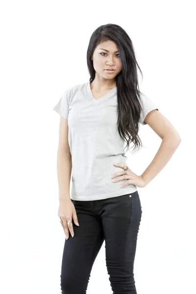 性感的亚洲女孩与空白灰色 t 恤 — 图库照片