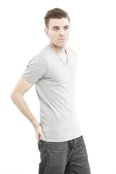 Випадковий чоловік думає з його порожньою сірою футболкою ізольовано на білому тлі — стокове фото