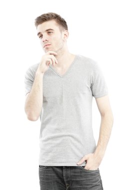 casual adam beyaz zemin üzerine izole onun boş gri t-shirt ile poz
