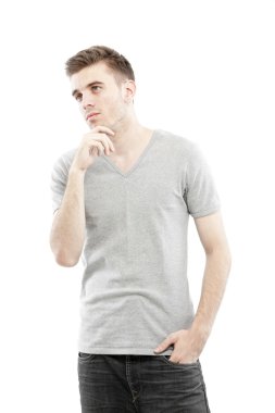 casual adam beyaz zemin üzerine izole onun boş gri t-shirt ile poz