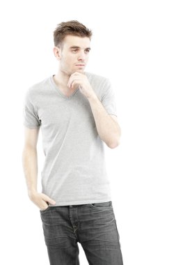 casual adam beyaz zemin üzerine izole onun boş gri t-shirt ile poz