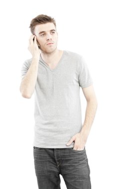 genç adam akıllı telefonda konuşuyor