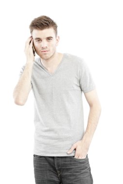 genç adam akıllı telefonda konuşuyor