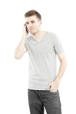 genç adam akıllı telefonda konuşuyor